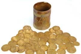 Đang sửa nhà, cặp đôi vỡ òa đào được kho báu 20 tỷ 