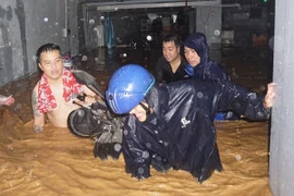 Mưa như trút, dân Đà Nẵng '“chạy lũ” trong đêm