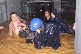 Mưa như trút, dân Đà Nẵng '“chạy lũ” trong đêm