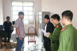 Bắt phó phòng đăng ký đất đai vì vòi tiền làm sổ đỏ
