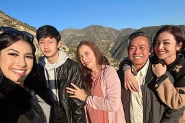 Lộ diện gia đình Jennifer Phạm, ngoại hình 'đẹp đều'