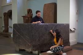 Phiến đá phủ bụi ngàn năm mở toang bí mật Ai Cập cổ đại 