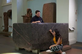 Phiến đá phủ bụi ngàn năm mở toang bí mật Ai Cập cổ đại 