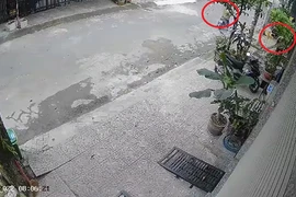 2 tên trộm ngang nhiên "rinh" đồ trước cửa nhà dân gây phẫn nộ