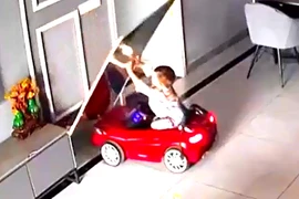 Em bé thoát nạn nhờ 1 hành động thông minh