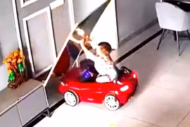 Em bé thoát nạn nhờ 1 hành động thông minh