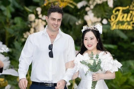 Bi hài chuyện diễn viên 'lùn' nhất showbiz lấy chồng Tây