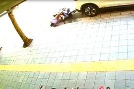 Clip: Tài xế nằm gục vì phóng xe máy vào đuôi ô tô như tự sát