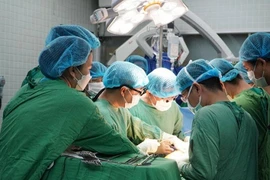 Trắng đêm nỗ lực chuyển, ghép tạng xuyên Việt