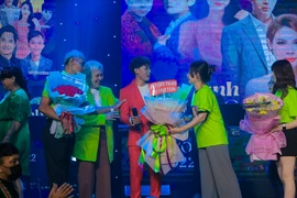 Fan tặng tiền, vàng cho nghệ sĩ: Chiêu trò câu like hay khoe mẽ?