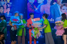 Fan tặng tiền, vàng cho nghệ sĩ: Chiêu trò câu like hay khoe mẽ?