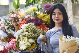 Hà Nội vào thu, giới trẻ đổ xô chụp ảnh với hoa trên phố 