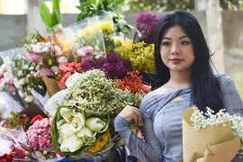 Hà Nội vào thu, giới trẻ đổ xô chụp ảnh với hoa trên phố 