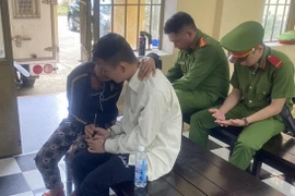 Bị chửi con không cha, thanh niên đâm hàng xóm trọng thương