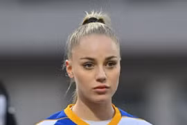 Nhan sắc nữ cầu thủ quyến rũ nhất thế giới vừa chấn thương nặng