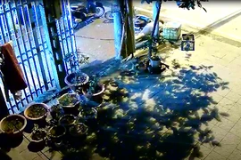 Clip: Người đàn ông bị điện giật khi rửa xe