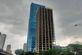Cận cảnh toà tháp nghìn tỷ trơ khung trên đất vàng ở Hà Nội 