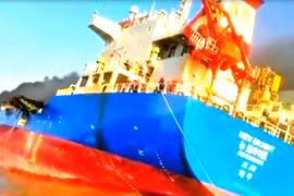 Tàu chở dầu bùng cháy và phát nổ khi đang di chuyển trên sông