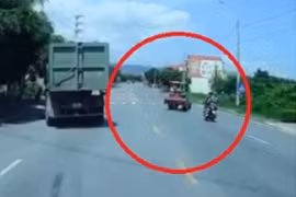 Clip: Tài xế ô tô xử lý tránh lái xe máy cày đánh võng