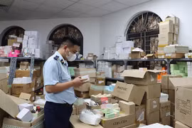 Kho hàng không rõ nguồn gốc của 'hot girl' livestream chốt vài nghìn đơn/ngày