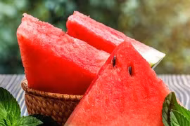 Dưa hấu mát lành nhưng những người này nên tránh kẻo tự hại thân