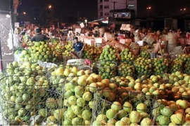 Hà Nội: Xoá sổ điểm kinh doanh trái cây trôi nổi trong năm 2024