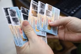 Bỏ vân tay trên bề mặt thẻ căn cước để bảo đảm tính bảo mật