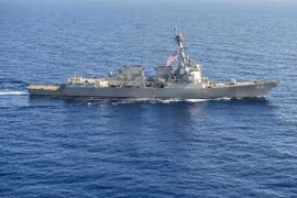 Tàu chiến, máy bay Trung Quốc bám đuôi chiến hạm Mỹ