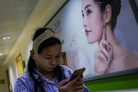 Thượng Hải cấm người dưới 18 tuổi cắt mí, xăm mình