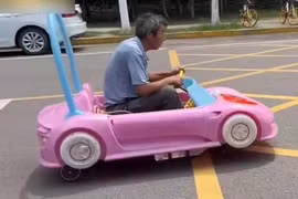 Chiếc ôtô đồ chơi màu hồng gây náo loạn đường phố Trung Quốc