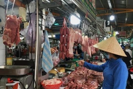 Sau rau củ quả, thịt gà và thịt heo 'dắt tay nhau' tăng giá ngoài chợ