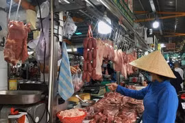 Sau rau củ quả, thịt gà và thịt heo 'dắt tay nhau' tăng giá ngoài chợ