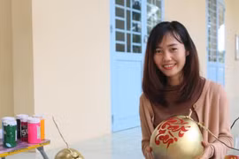 Cô giáo dùng chữ thư pháp 'thổi hồn’ lên trái cây chưng Tết
