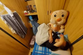 Chấp nhận sống khổ trong những chiếc hộp ngủ để tiết kiệm