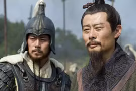 Người kế nhiệm Chu Du từng bán hết gia sản để giúp ai?