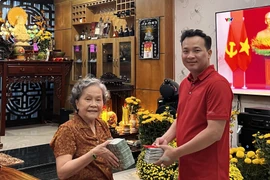 Người mẹ 75 tuổi lì xì con trai 2,5 tỷ đồng