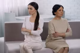 Tôi cấm cửa mẹ chồng khi phát hiện bà lén lắp camera trong nhà