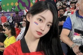 Nữ MC Hàn Quốc nổi bật trên khán đài ở Qatar vì quá xinh đẹp