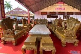 Những bộ bàn ghế gỗ nghìn năm tuổi giá tiền tỷ