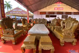 Những bộ bàn ghế gỗ nghìn năm tuổi giá tiền tỷ