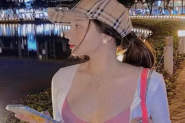 Cô nàng Sài thành chuộng mốt mặc áo bra khi chơi phố