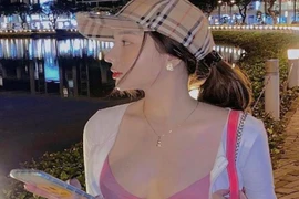 Cô nàng Sài thành chuộng mốt mặc áo bra khi chơi phố