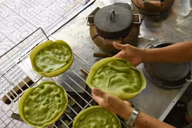 Tiệm bánh bò dừa 40 năm của ông chú người Hoa ở TP.HCM