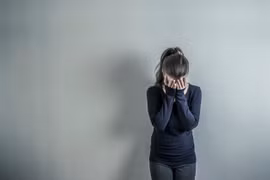 Lỡ tay làm đổ bát mắm, vợ vội vã lau chùi rồi xin lỗi rối rít