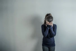 Lỡ tay làm đổ bát mắm, vợ vội vã lau chùi rồi xin lỗi rối rít