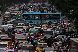 Cấm xe máy, dân chuyển sang đi ô tô, giao thông Hà Nội càng thêm tắc