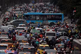 Cấm xe máy, dân chuyển sang đi ô tô, giao thông Hà Nội càng thêm tắc