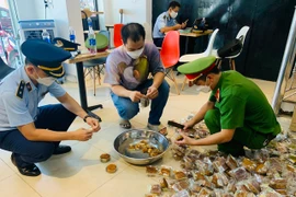 Nhập bánh Trung thu trôi nổi rồi đăng bán online kiếm lời