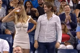 Cô gái Mỹ bất ngờ nổi tiếng nhờ vài giây trên khán đài