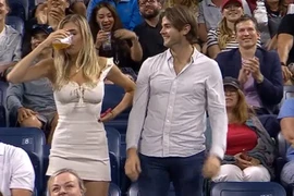 Cô gái Mỹ bất ngờ nổi tiếng nhờ vài giây trên khán đài